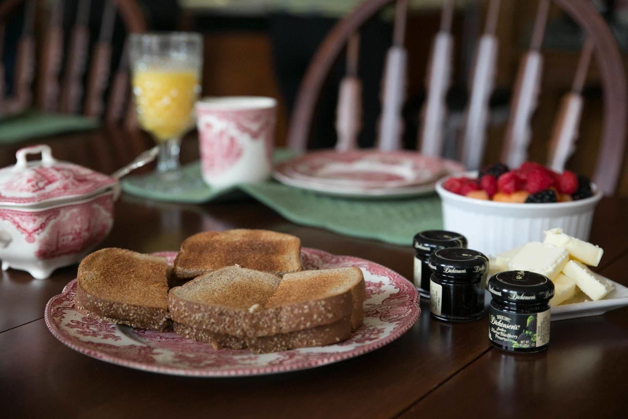 Harrison House Bed & Breakfast Нейпървил Екстериор снимка