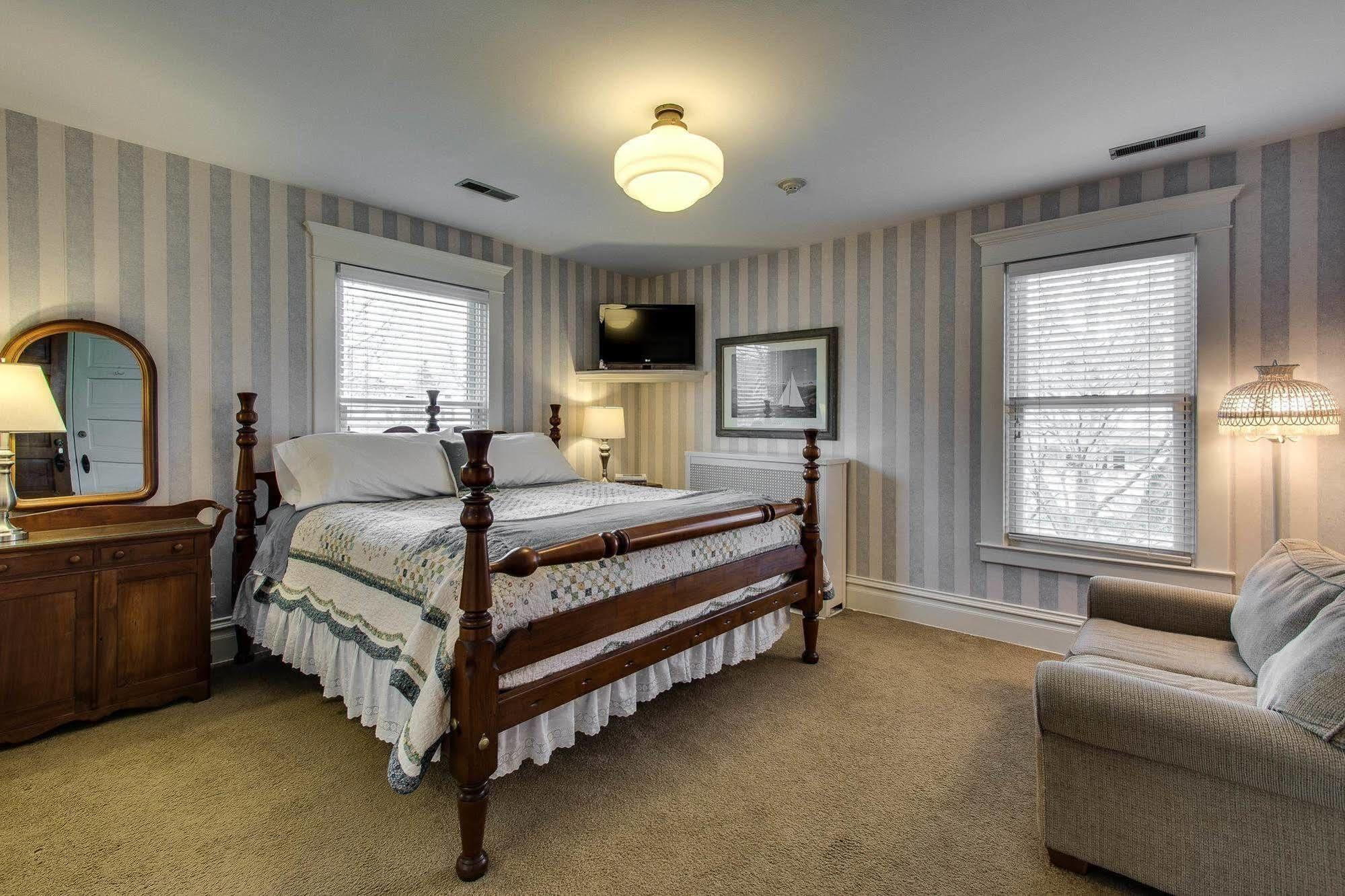 Harrison House Bed & Breakfast Нейпървил Екстериор снимка