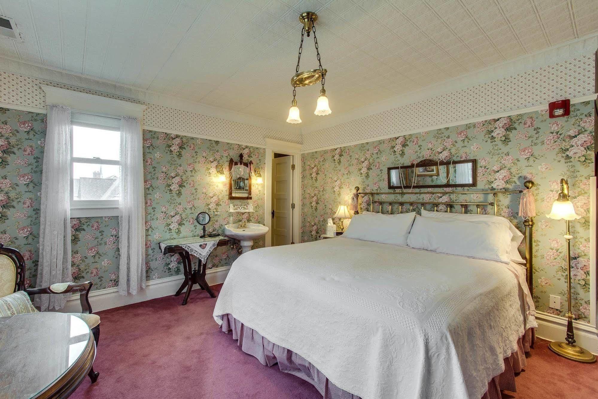 Harrison House Bed & Breakfast Нейпървил Екстериор снимка
