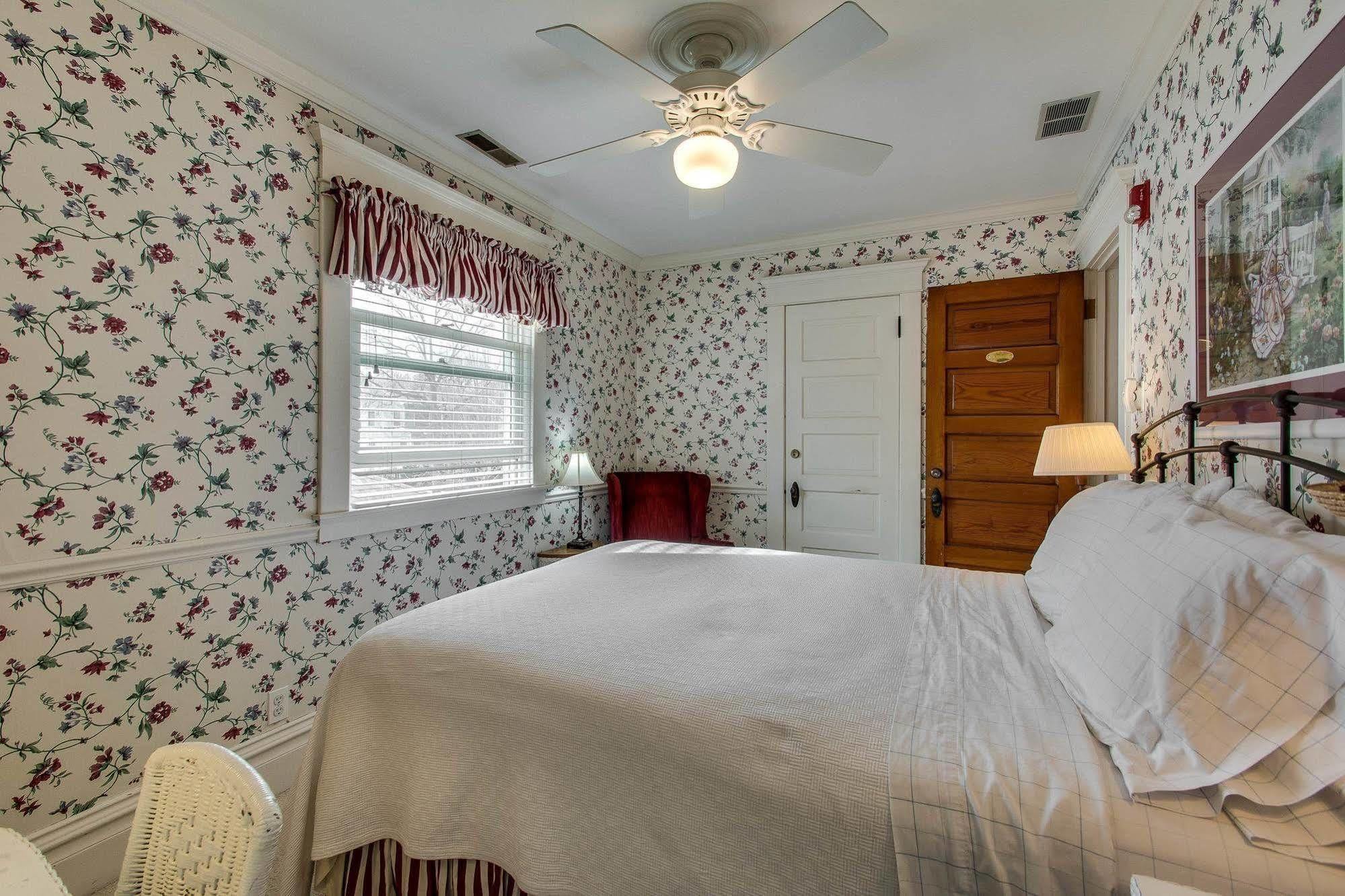 Harrison House Bed & Breakfast Нейпървил Екстериор снимка