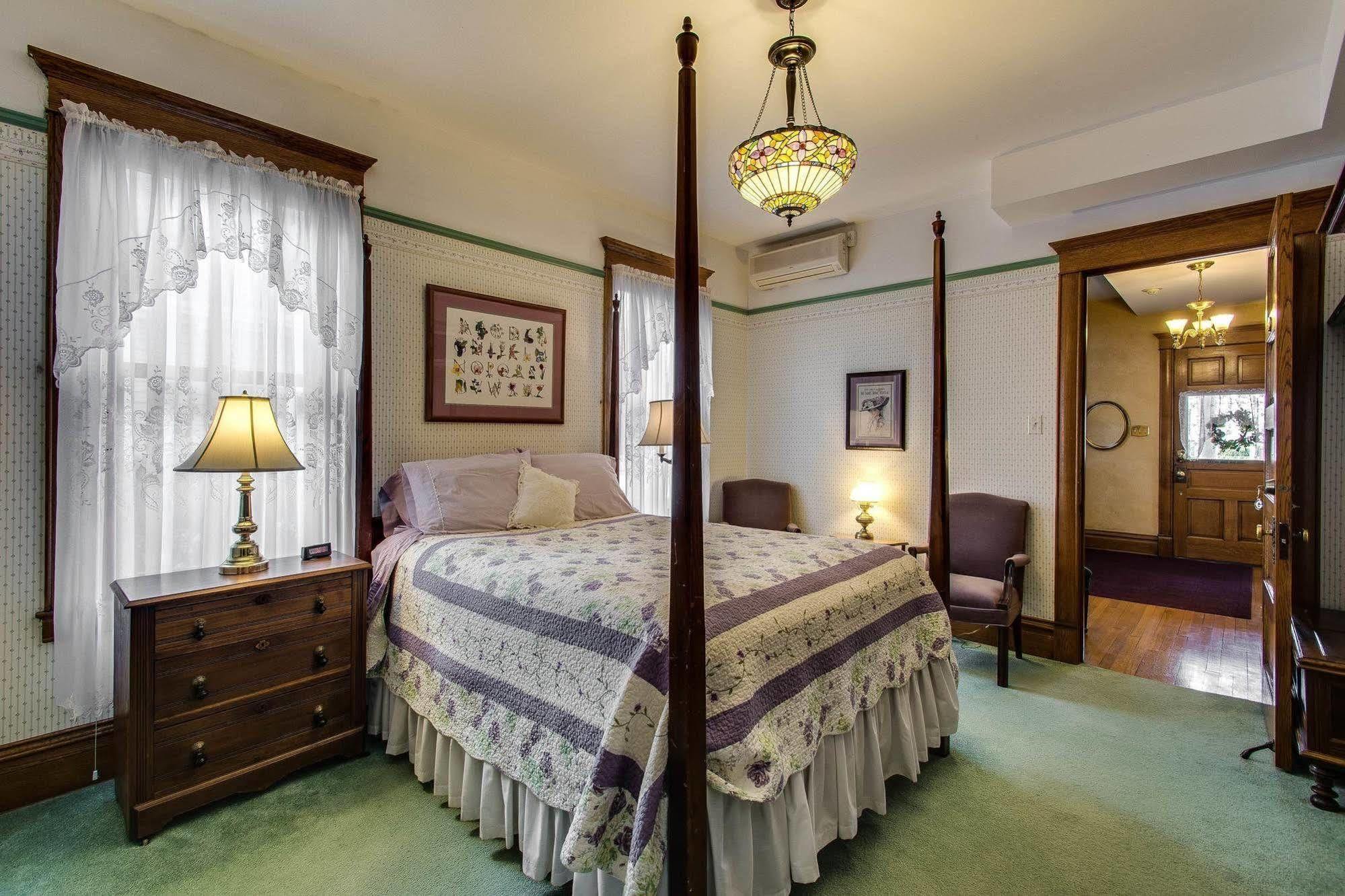 Harrison House Bed & Breakfast Нейпървил Екстериор снимка