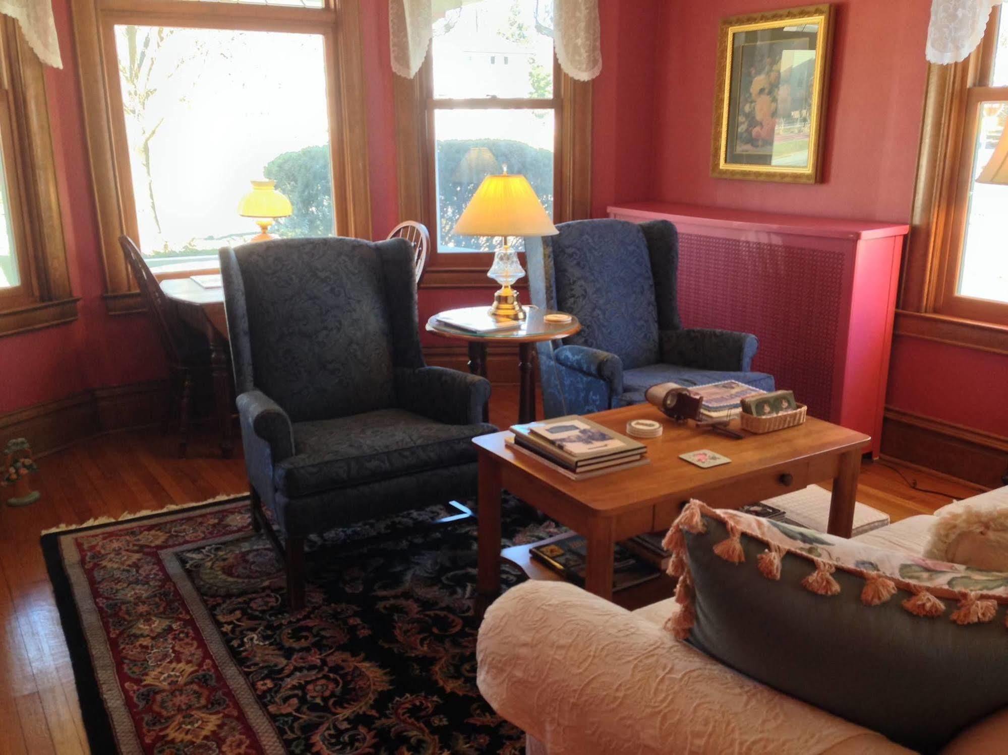 Harrison House Bed & Breakfast Нейпървил Екстериор снимка
