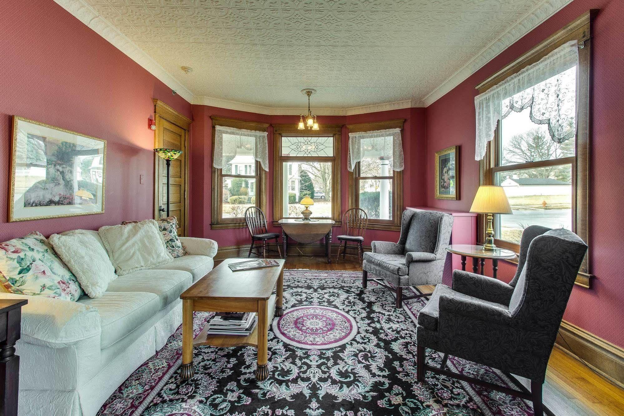 Harrison House Bed & Breakfast Нейпървил Екстериор снимка
