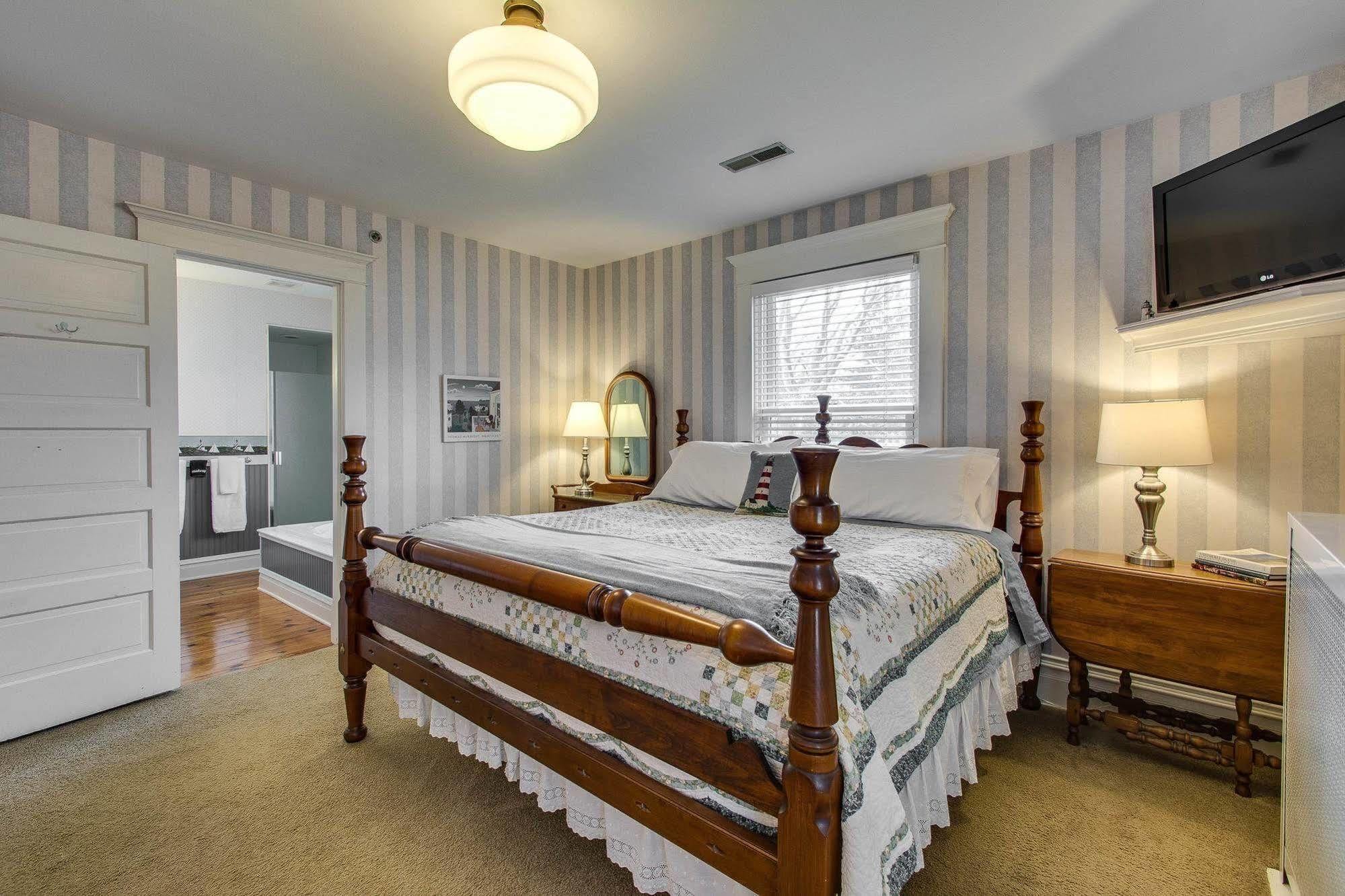 Harrison House Bed & Breakfast Нейпървил Екстериор снимка