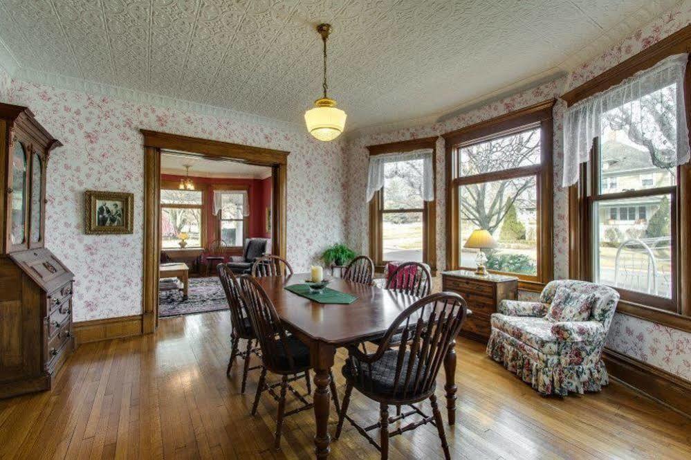 Harrison House Bed & Breakfast Нейпървил Екстериор снимка