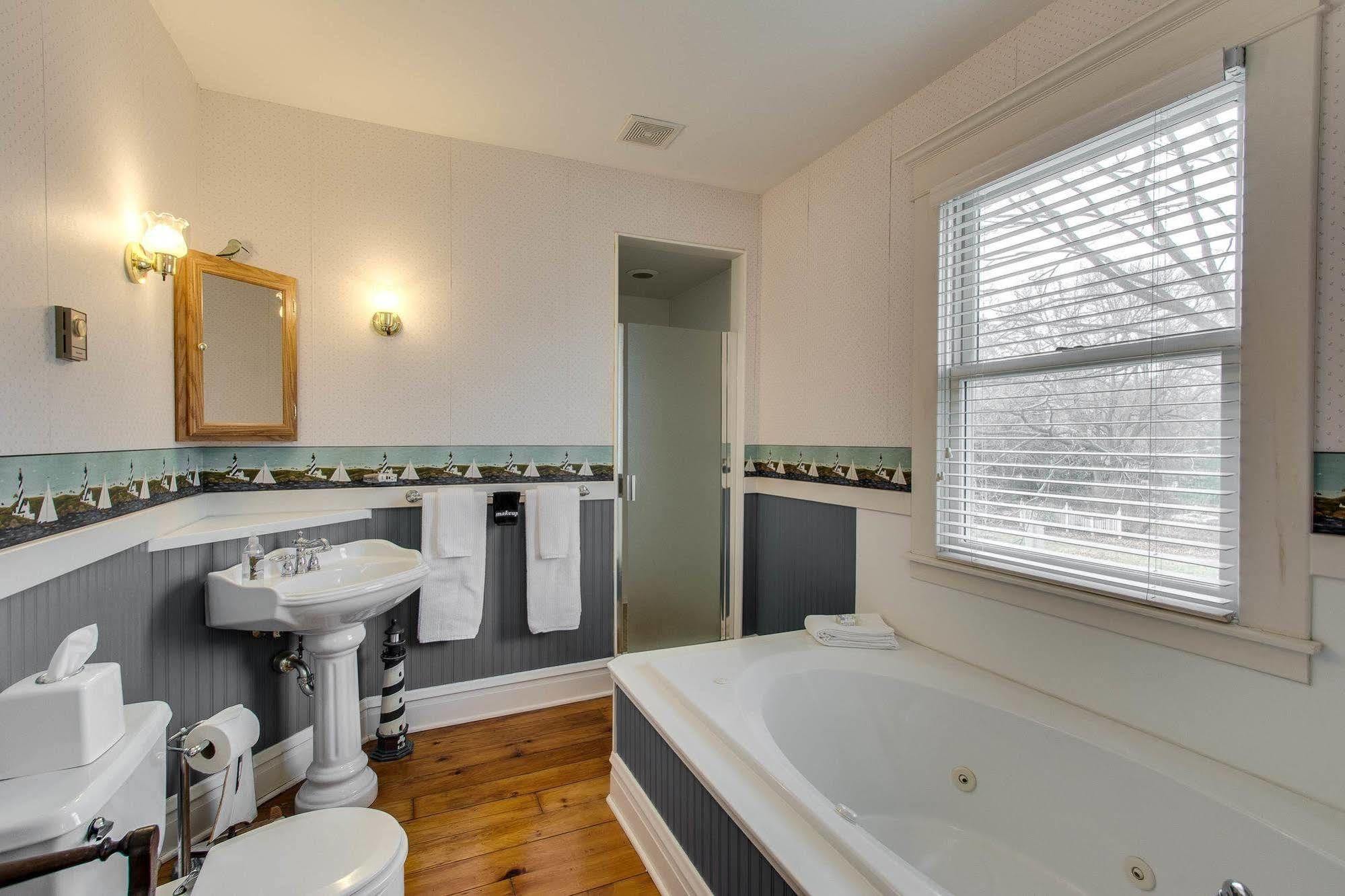 Harrison House Bed & Breakfast Нейпървил Екстериор снимка