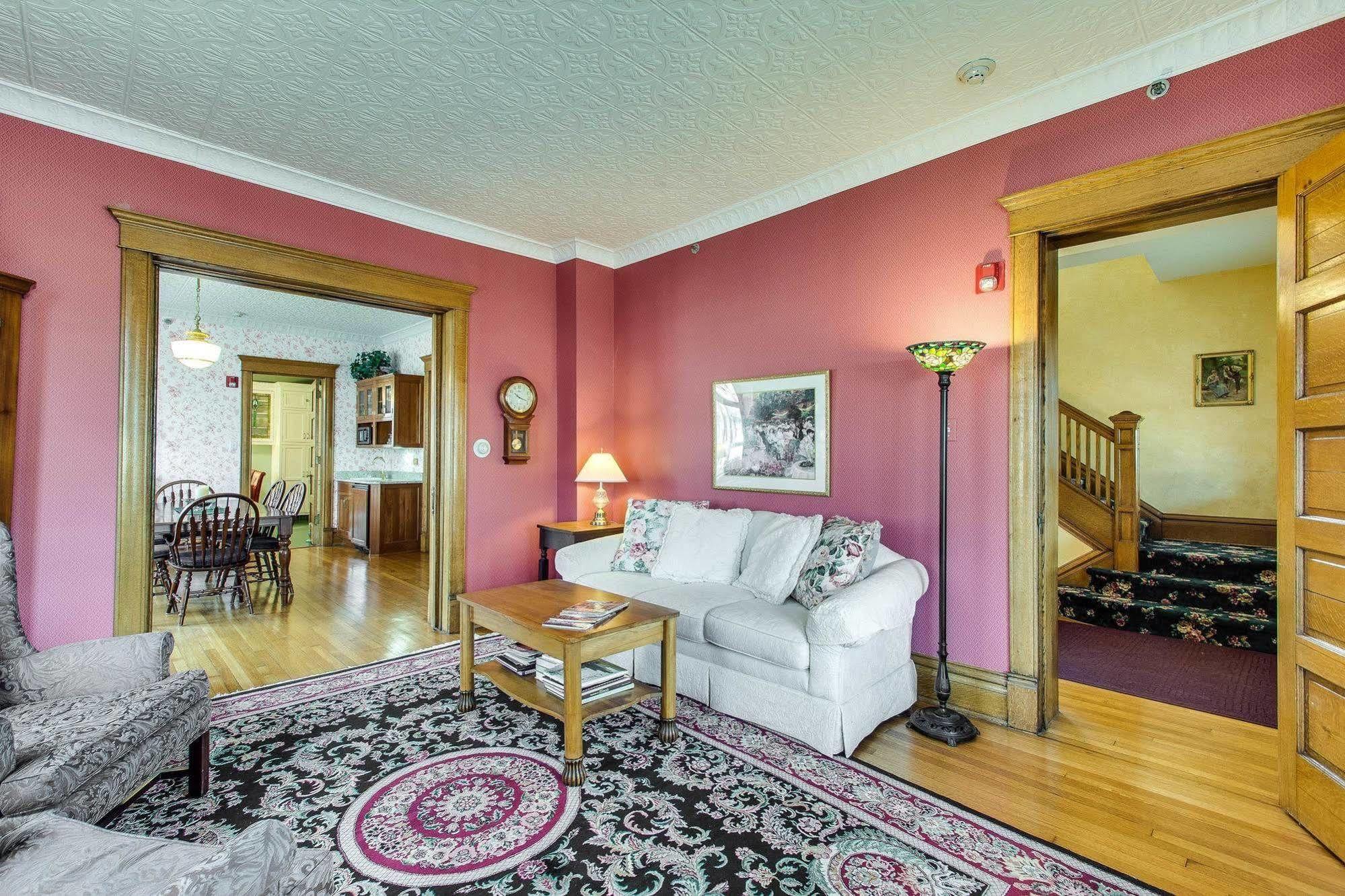 Harrison House Bed & Breakfast Нейпървил Екстериор снимка