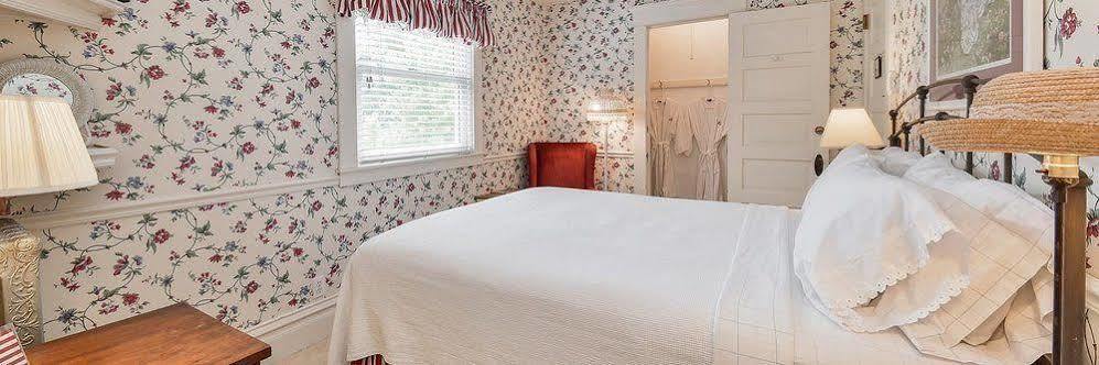 Harrison House Bed & Breakfast Нейпървил Екстериор снимка