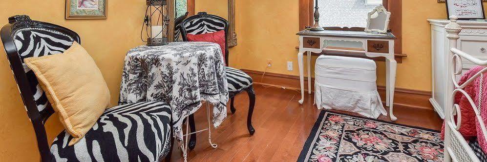 Harrison House Bed & Breakfast Нейпървил Екстериор снимка
