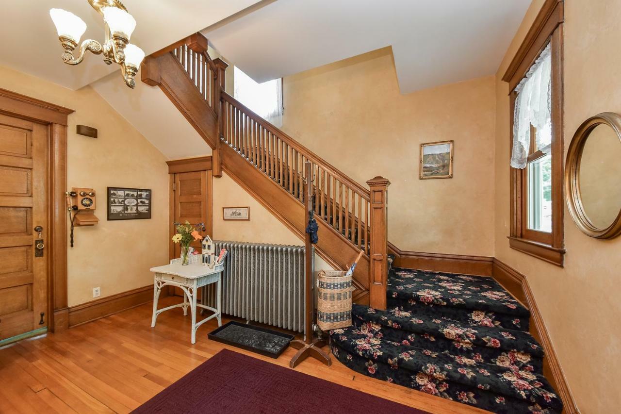 Harrison House Bed & Breakfast Нейпървил Екстериор снимка