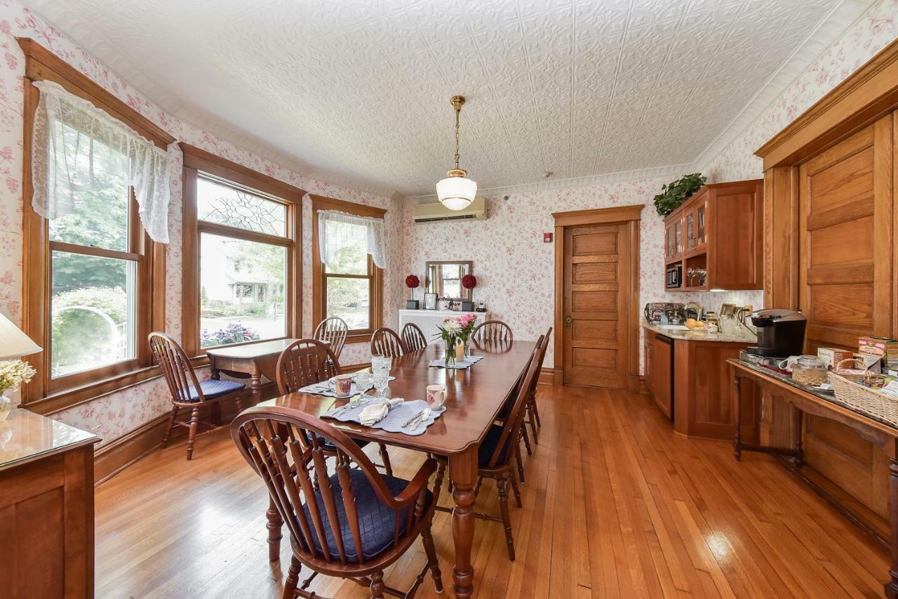 Harrison House Bed & Breakfast Нейпървил Екстериор снимка