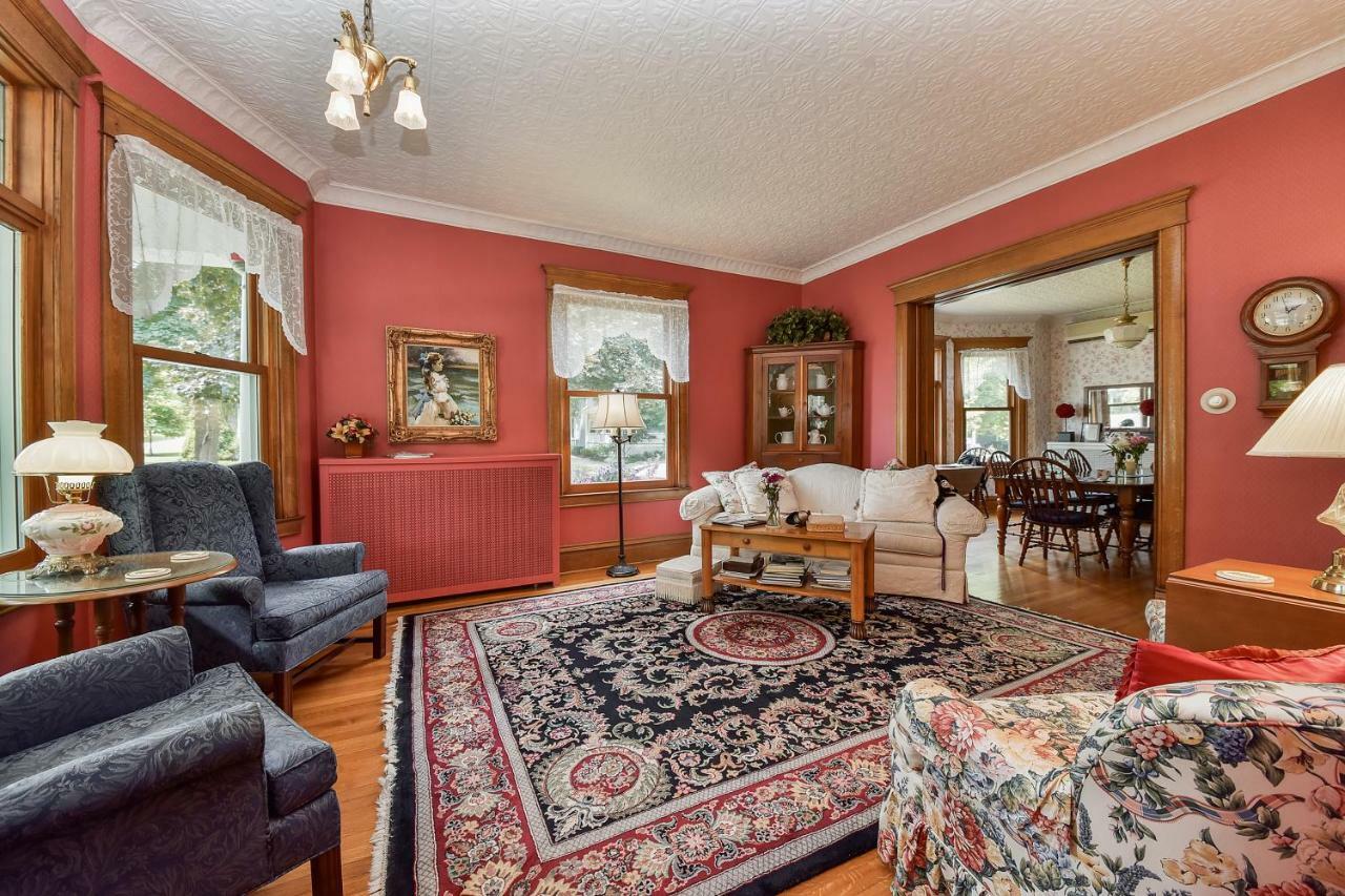 Harrison House Bed & Breakfast Нейпървил Екстериор снимка