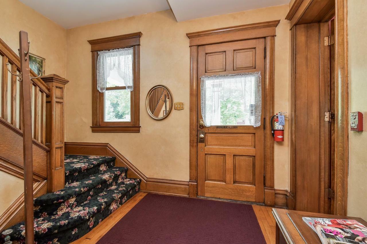 Harrison House Bed & Breakfast Нейпървил Екстериор снимка