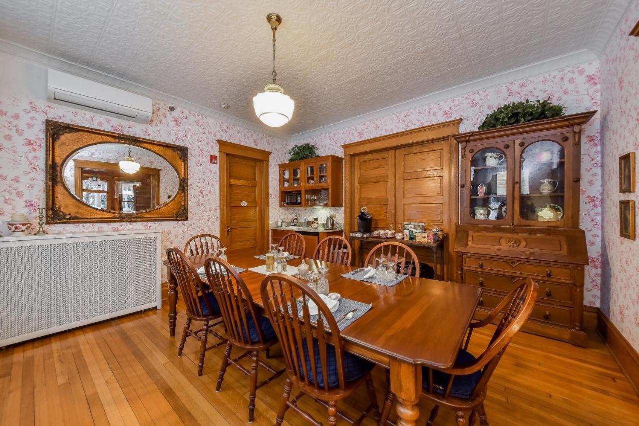 Harrison House Bed & Breakfast Нейпървил Екстериор снимка