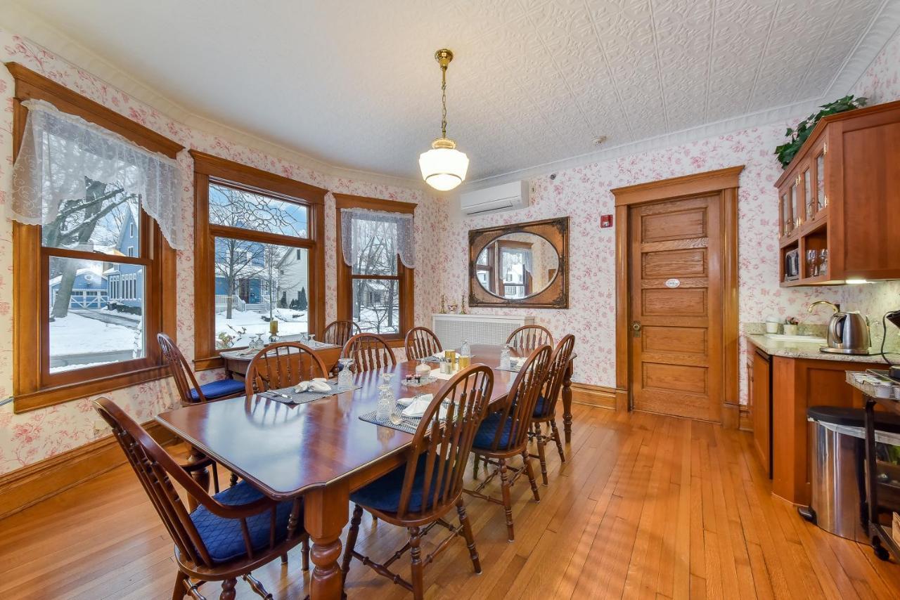 Harrison House Bed & Breakfast Нейпървил Екстериор снимка