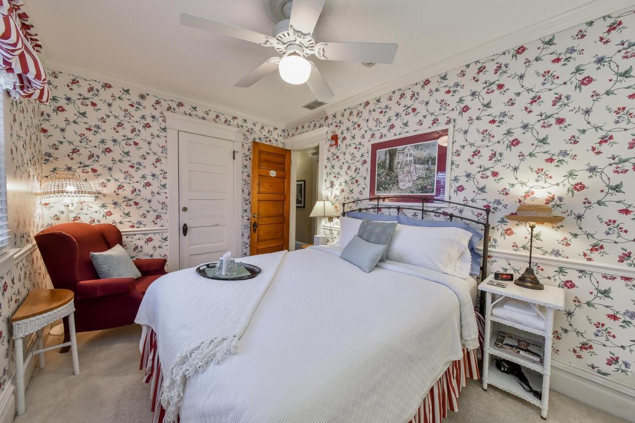 Harrison House Bed & Breakfast Нейпървил Стая снимка
